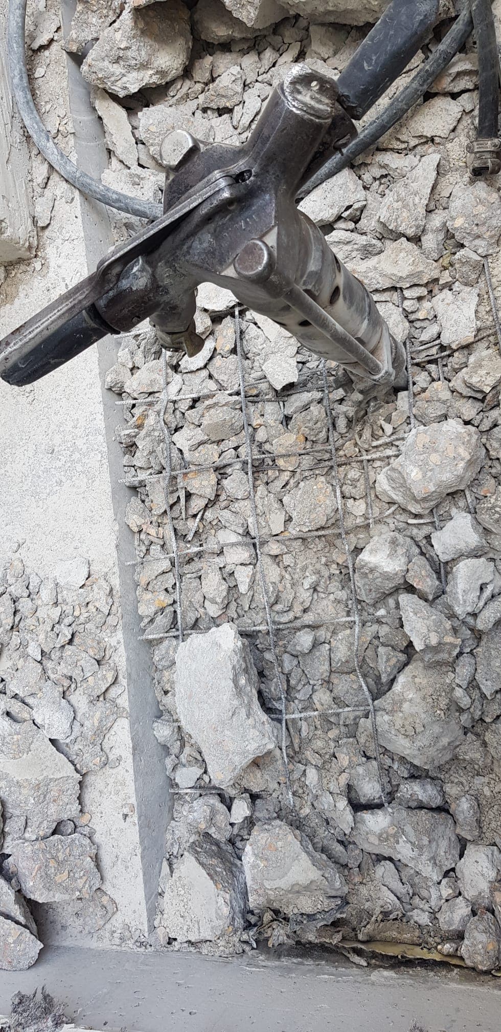 Eskişehir Beton Kırma ve Kontrollü Yıkım: Hangi Durumda Hangi Ekipman Kullanılmalı?